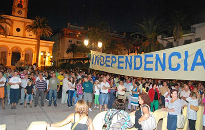 Los concentrados portaban pancartas de rechazo a la decisión de la Junta andaluza.  P. S.